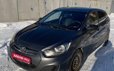 Hyundai Solaris II рестайлинг, 2011 год, 700 000 рублей, 1 фотография