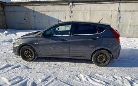 Hyundai Solaris II рестайлинг, 2011 год, 700 000 рублей, 2 фотография