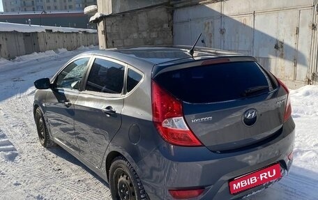 Hyundai Solaris II рестайлинг, 2011 год, 700 000 рублей, 5 фотография