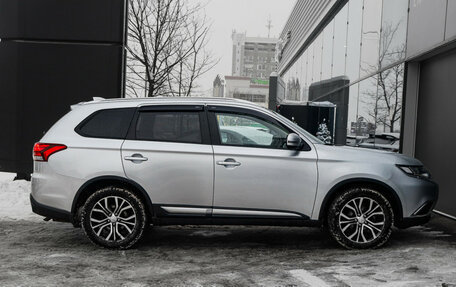 Mitsubishi Outlander III рестайлинг 3, 2018 год, 2 090 000 рублей, 4 фотография