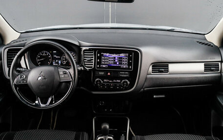 Mitsubishi Outlander III рестайлинг 3, 2018 год, 2 090 000 рублей, 11 фотография