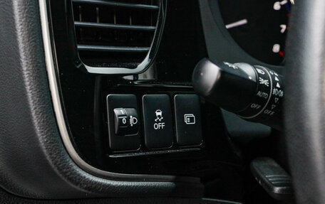 Mitsubishi Outlander III рестайлинг 3, 2018 год, 2 090 000 рублей, 16 фотография