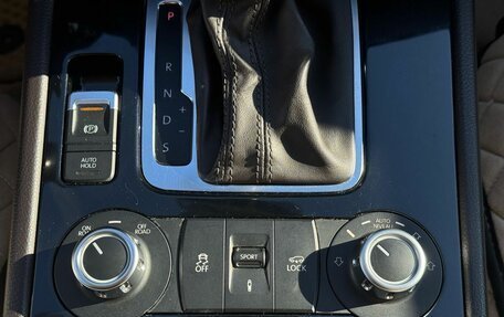 Volkswagen Touareg III, 2011 год, 1 950 000 рублей, 16 фотография