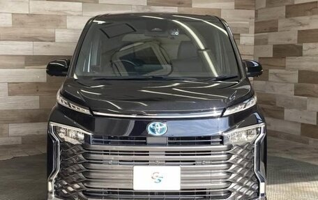 Toyota Voxy, 2022 год, 2 614 000 рублей, 2 фотография