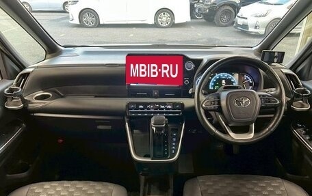 Toyota Voxy, 2022 год, 2 614 000 рублей, 3 фотография