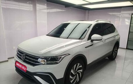 Volkswagen Tiguan II, 2022 год, 2 500 000 рублей, 1 фотография