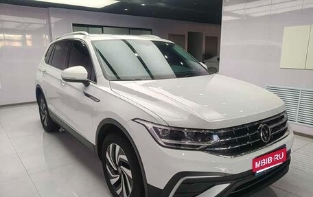 Volkswagen Tiguan II, 2022 год, 2 500 000 рублей, 2 фотография