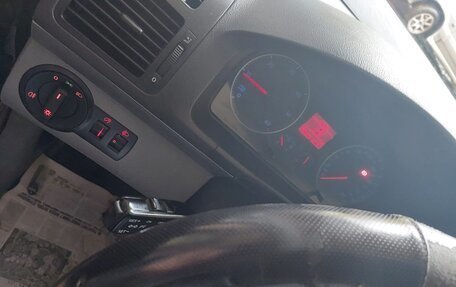 Volkswagen Touran III, 2005 год, 650 000 рублей, 10 фотография