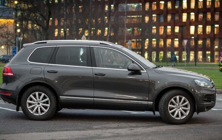 Volkswagen Touareg III, 2011 год, 2 250 000 рублей, 2 фотография