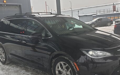 Chrysler Pacifica (RU), 2017 год, 2 499 000 рублей, 1 фотография