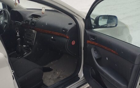 Toyota Avensis III рестайлинг, 2004 год, 700 000 рублей, 5 фотография