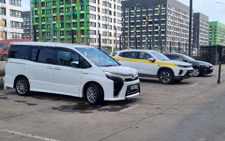 Toyota Voxy III, 2019 год, 2 730 000 рублей, 5 фотография