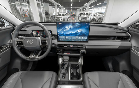 Toyota RAV4, 2025 год, 5 000 000 рублей, 8 фотография