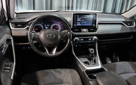 Toyota RAV4, 2020 год, 3 300 000 рублей, 6 фотография