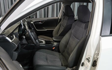 Toyota RAV4, 2020 год, 3 300 000 рублей, 10 фотография