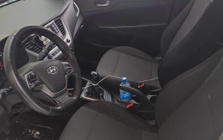 Hyundai Solaris II рестайлинг, 2017 год, 950 000 рублей, 5 фотография