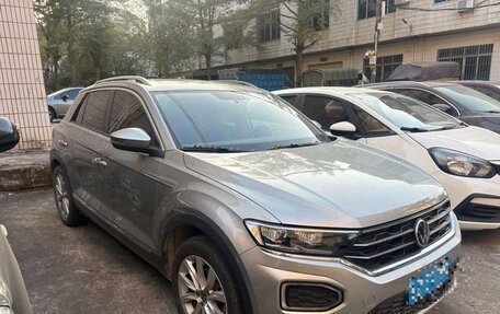 Volkswagen T-Roc I, 2023 год, 1 420 000 рублей, 3 фотография