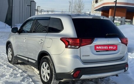 Mitsubishi Outlander III рестайлинг 3, 2018 год, 1 830 000 рублей, 4 фотография