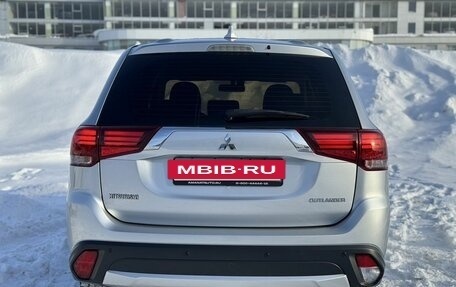Mitsubishi Outlander III рестайлинг 3, 2018 год, 1 830 000 рублей, 5 фотография