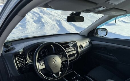 Mitsubishi Outlander III рестайлинг 3, 2018 год, 1 830 000 рублей, 13 фотография