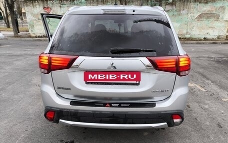 Mitsubishi Outlander III рестайлинг 3, 2015 год, 2 150 000 рублей, 14 фотография