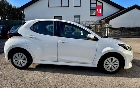 Toyota Yaris, 2022 год, 1 682 000 рублей, 2 фотография