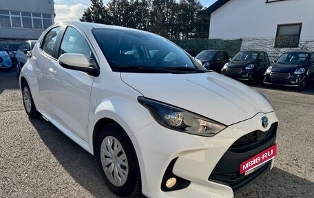 Toyota Yaris, 2022 год, 1 682 000 рублей, 3 фотография