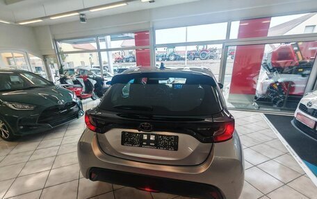 Toyota Yaris, 2025 год, 3 217 000 рублей, 3 фотография