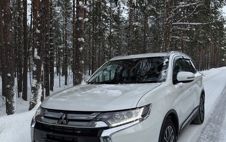 Mitsubishi Outlander III рестайлинг 3, 2017 год, 2 020 000 рублей, 2 фотография