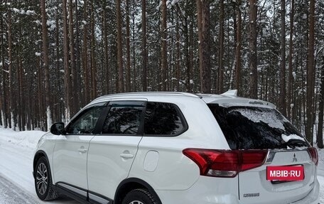 Mitsubishi Outlander III рестайлинг 3, 2017 год, 2 020 000 рублей, 6 фотография