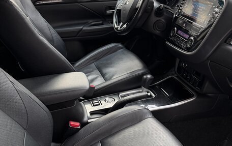 Mitsubishi Outlander III рестайлинг 3, 2017 год, 2 020 000 рублей, 14 фотография