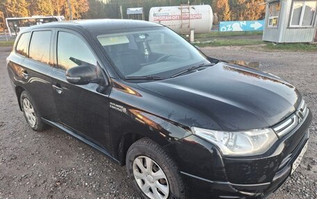 Mitsubishi Outlander III рестайлинг 3, 2014 год, 950 000 рублей, 2 фотография