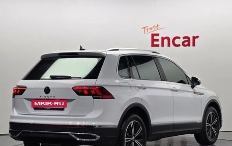 Volkswagen Tiguan II, 2024 год, 2 240 000 рублей, 2 фотография