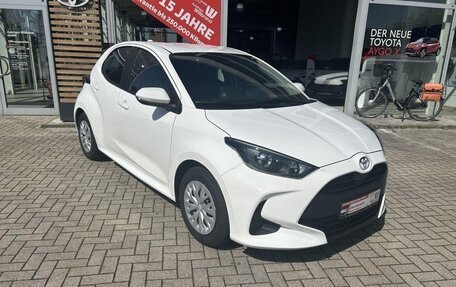 Toyota Yaris, 2024 год, 3 153 000 рублей, 1 фотография