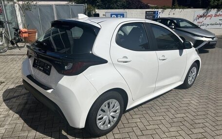 Toyota Yaris, 2024 год, 3 153 000 рублей, 3 фотография