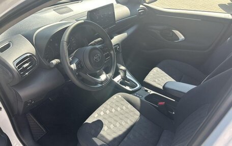 Toyota Yaris, 2024 год, 3 153 000 рублей, 4 фотография