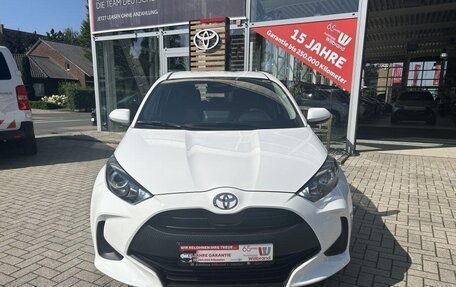 Toyota Yaris, 2024 год, 3 153 000 рублей, 2 фотография