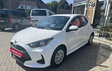 Toyota Yaris, 2024 год, 3 153 000 рублей, 5 фотография