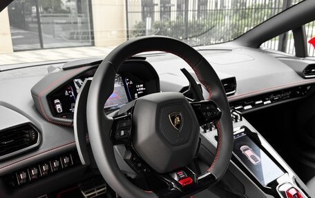 Lamborghini Huracán, 2022 год, 27 990 000 рублей, 16 фотография