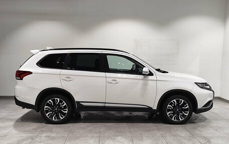 Mitsubishi Outlander III рестайлинг 3, 2021 год, 2 609 000 рублей, 4 фотография