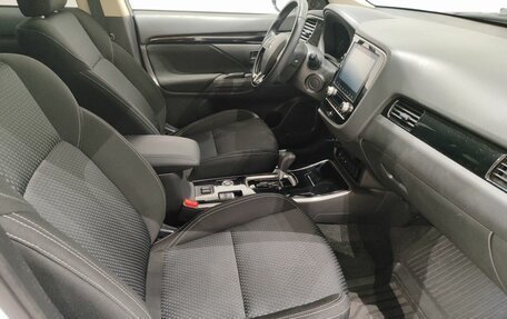 Mitsubishi Outlander III рестайлинг 3, 2021 год, 2 609 000 рублей, 9 фотография