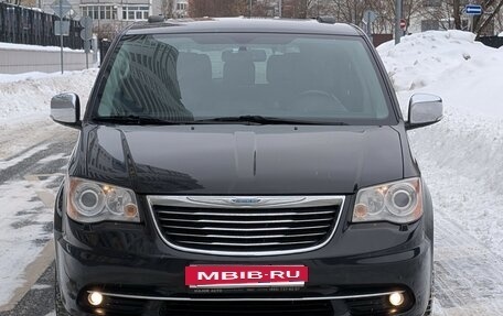 Chrysler Voyager IV, 2013 год, 1 995 000 рублей, 2 фотография