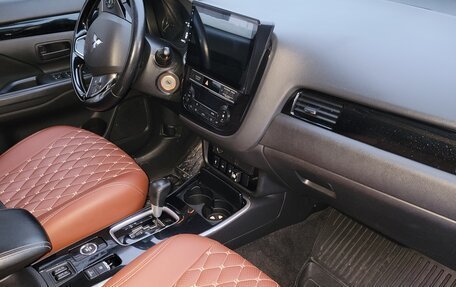 Mitsubishi Outlander III рестайлинг 3, 2018 год, 1 700 000 рублей, 4 фотография