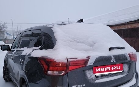 Mitsubishi Outlander III рестайлинг 3, 2018 год, 1 700 000 рублей, 3 фотография