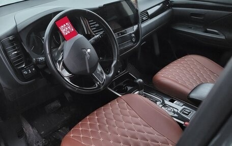 Mitsubishi Outlander III рестайлинг 3, 2018 год, 1 700 000 рублей, 6 фотография