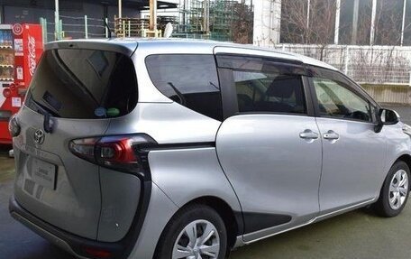 Toyota Sienta II, 2022 год, 1 150 000 рублей, 7 фотография