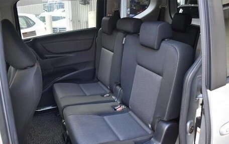 Toyota Sienta II, 2022 год, 1 150 000 рублей, 10 фотография