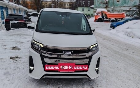 Toyota Noah III, 2020 год, 3 150 000 рублей, 4 фотография