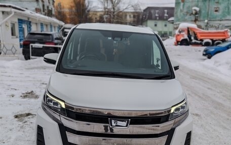Toyota Noah III, 2020 год, 3 150 000 рублей, 10 фотография
