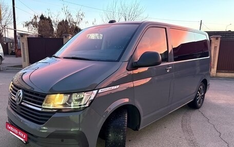 Volkswagen Multivan T6 рестайлинг, 2020 год, 5 900 000 рублей, 2 фотография